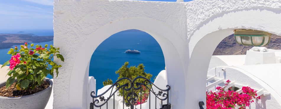 Griechenland, Ausblick auf ein Kreuzfahrtschiff