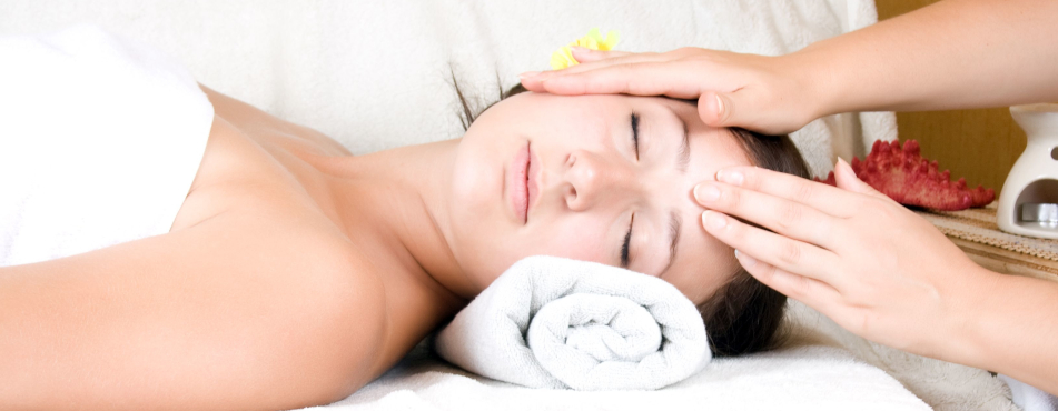 Frau Gesichtsmassage